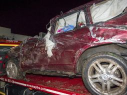 Así quedó la camioneta en la que viajaba, Julián López y su familia. EFE /