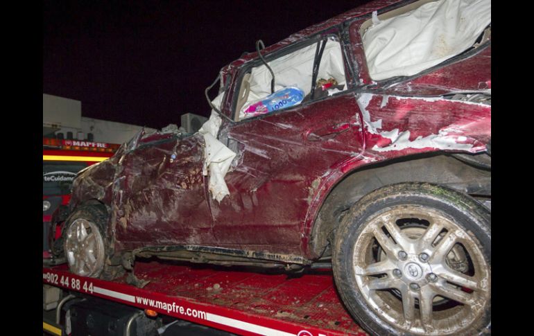 Así quedó la camioneta en la que viajaba, Julián López y su familia. EFE /