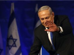 El primer ministro de Israel, Benjamin Netanyahu, saluda a simpatizantes a su llegada a la sede del partido Likud en Tel Aviv. REUTERS /