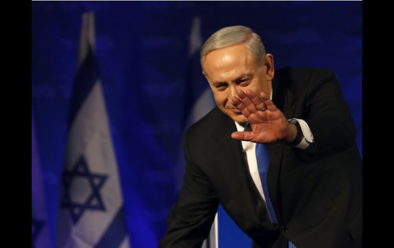 El primer ministro de Israel, Benjamin Netanyahu, saluda a simpatizantes a su llegada a la sede del partido Likud en Tel Aviv. REUTERS /