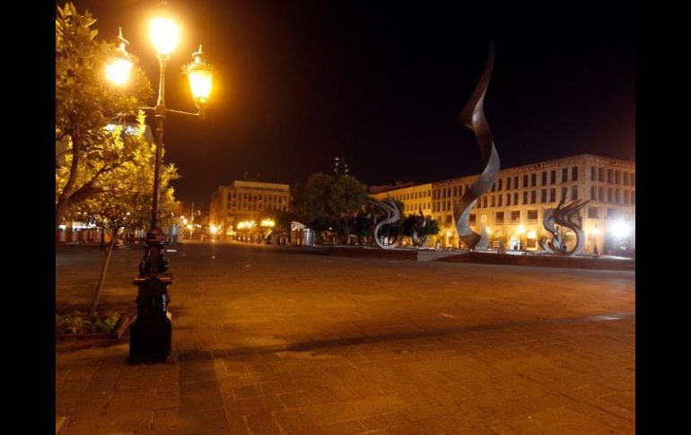 Por la noche ''una plaza que genera condiciones para que se dé el delito, pero que está desierta'', señala el titular.  /