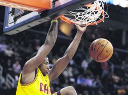 De altos vuelos. Tristan Thompson ''clava'' el balón, durante el partido que dominaron los Cavaliers. AP /