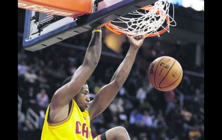 De altos vuelos. Tristan Thompson ''clava'' el balón, durante el partido que dominaron los Cavaliers. AP /