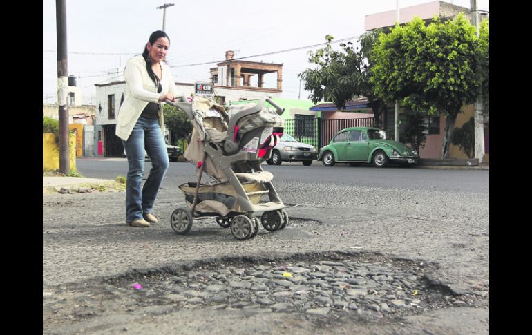 Esteban Alatorre y Ramón Castellanos. En el Oriente de la ciudad es urgente renovar la carpeta asfáltica. EL INFORMADOR /