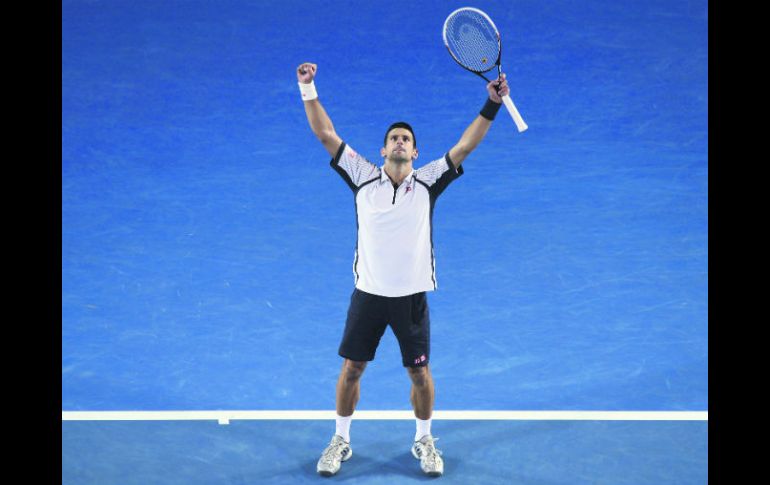 El número uno del mundo doblegó en cuatro sets al quinto sembrado, buscando ser el primero en ganar tres Abiertos de Australia en fila. AFP /