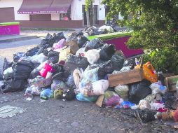 Tiradero urbano. Ante la falta de recolección, vecinos de Puerto Vallarta optan por dejar su basura en las esquinas. EL INFORMADOR /