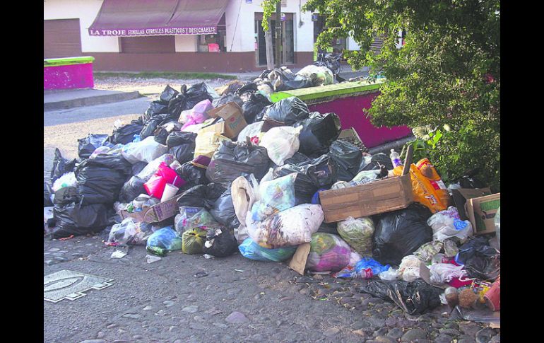 Tiradero urbano. Ante la falta de recolección, vecinos de Puerto Vallarta optan por dejar su basura en las esquinas. EL INFORMADOR /