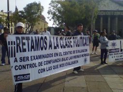 Hasta las 11:30 horas los inconformes permanecían en Plaza Liberación a la espera de una respuesta de la Comisión de Seguridad.  /