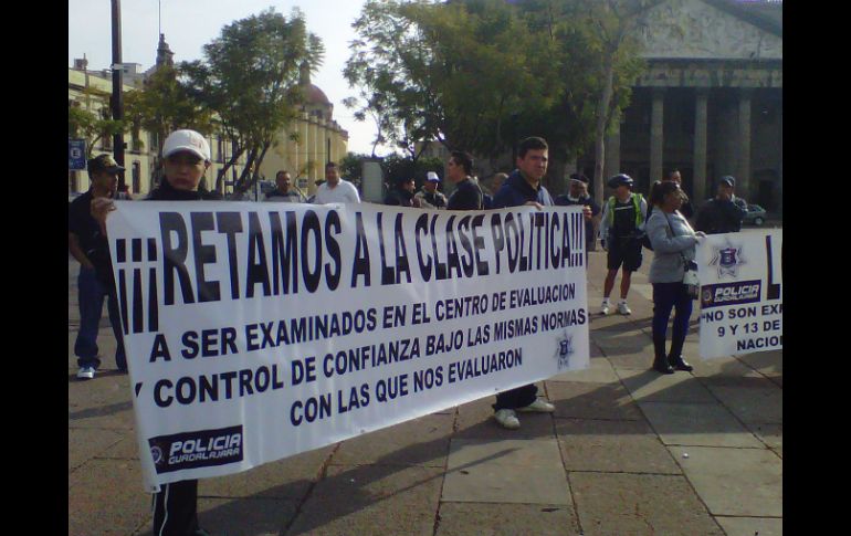 Hasta las 11:30 horas los inconformes permanecían en Plaza Liberación a la espera de una respuesta de la Comisión de Seguridad.  /