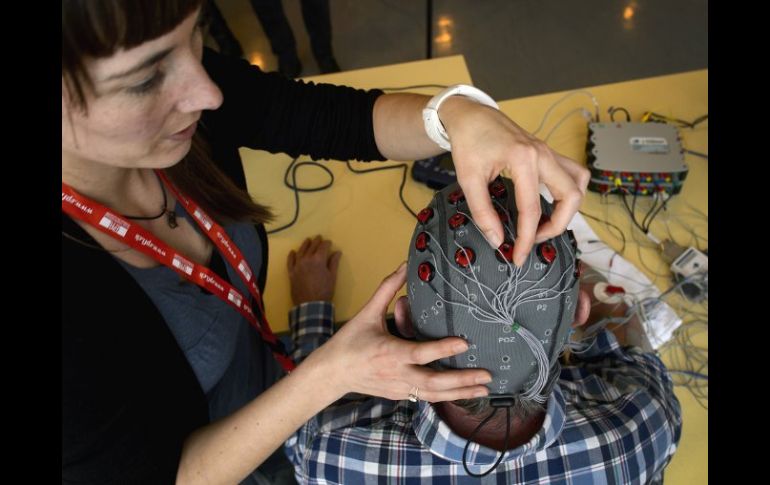 Uno de los desarrollos presentados en Lausana, empleando un sensor de los impulsos cerebrales. AFP /