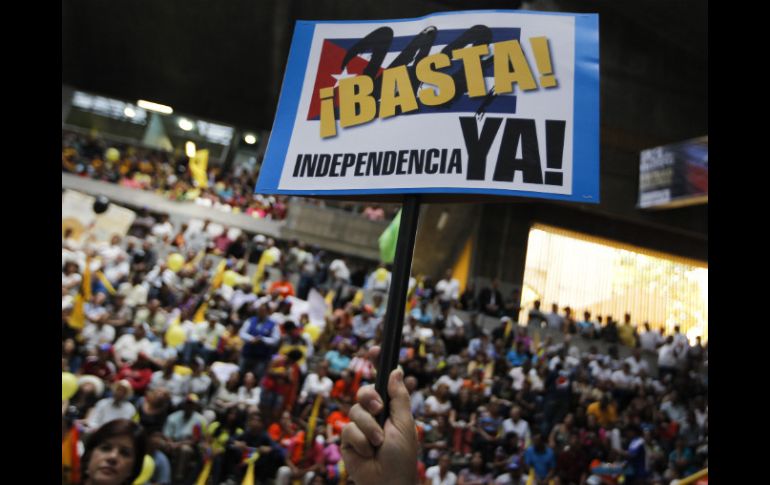 Un opositor de Chávez protesta durante la celebración del fin de la dictadura. REUTERS /