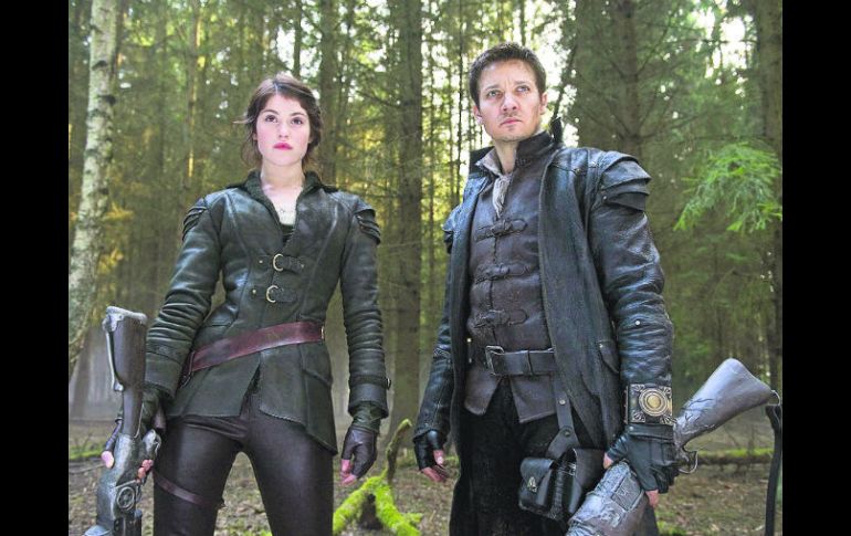 Gemma Arterton y Jeremy Renner ofrecen una versión más atrevida en la película que se estrena este fin de semana. ESPECIAL /