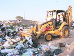 La basura se ha acumulado por más de seis días en las calles de Puerto Vallarta. ESPECIAL /