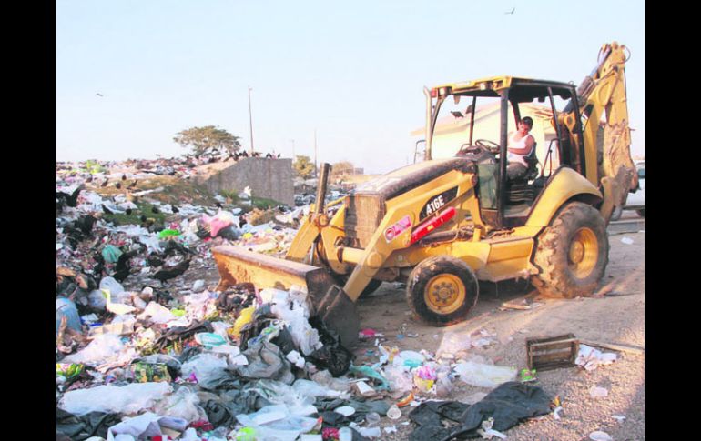 La basura se ha acumulado por más de seis días en las calles de Puerto Vallarta. ESPECIAL /