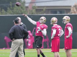 Vueltas de la vida. Colin Kaepernick (7) se ganó la titularidad a media temporada, por una lesión de Alex Smith (11). AP /