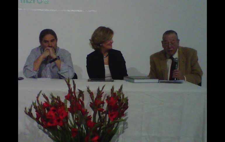 Corina Armella y Héctor Velasco presentan la publicación ''Vida entre libros'', en el Archivo Municipal de Zapopan. EL INFORMADOR /