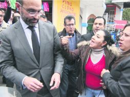 Víctimas de la banda de ''Los Zodiaco'' le reclamaron al abogado Agustín Acosta, afuera del penal de Tepepan. EFE /