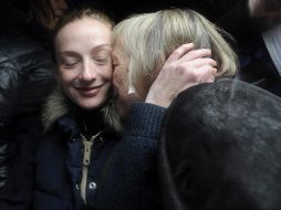 Florence Cassez (i) abraza a su madre Charlotte Cassez a su llegada a París. EFE /