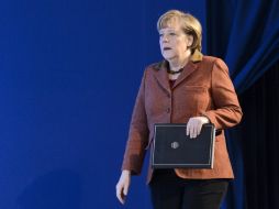 Angela Merkel se dirige a dar un discurso en el ámbito de una sesión de la 43ª reunión anual del Foro Económico Mundial en Davos. EFE /