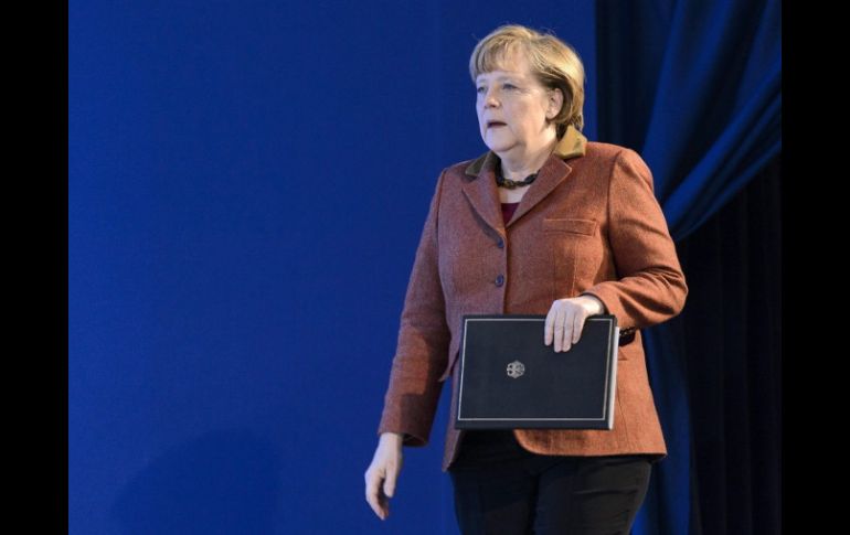 Angela Merkel se dirige a dar un discurso en el ámbito de una sesión de la 43ª reunión anual del Foro Económico Mundial en Davos. EFE /