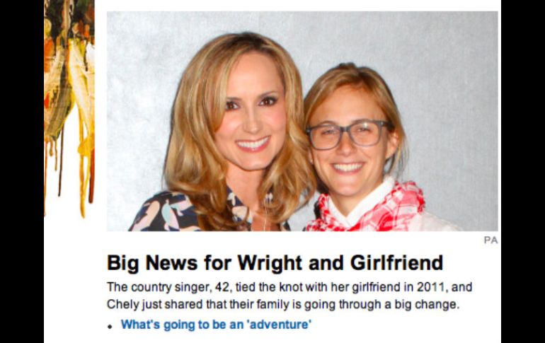 La cantante se unió a la directora de marketing de SonyMusic en 2011, tomado de @chelywright. ESPECIAL /