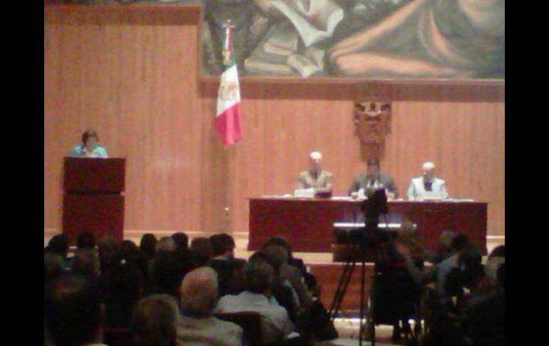 Ruth Padilla durante la presentación de su proyecto ante el Consejo General Universitario.  /