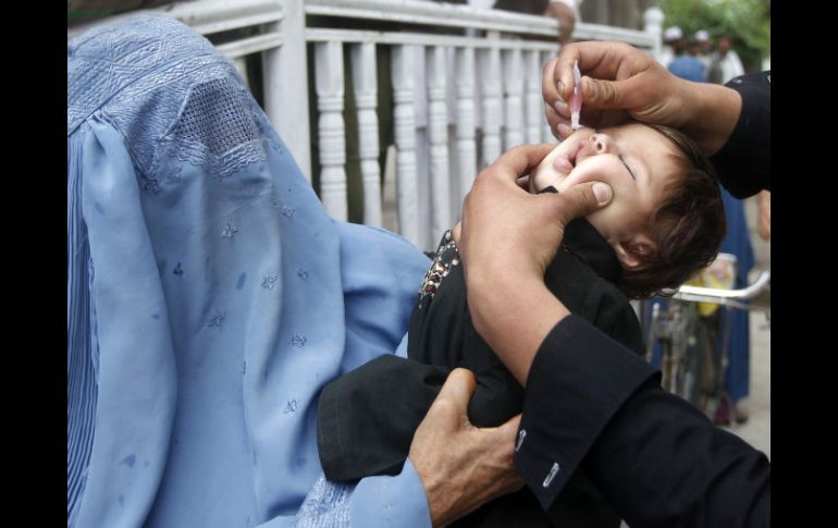 Debido al riesgo de contagio, niños menores de cinco años recibirán gotas contra la polio. ARCHIVO /