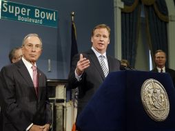 El alcalde de N.Y. Michael Bloomberg y Roger Goodell durente la presentación del Super Bowl XLVIII AP /