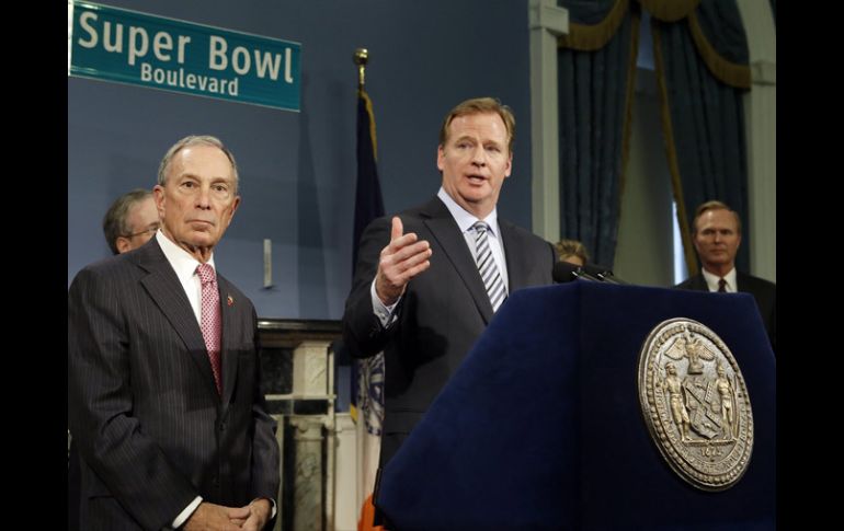 El alcalde de N.Y. Michael Bloomberg y Roger Goodell durente la presentación del Super Bowl XLVIII AP /