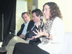 Ponencia. Marisa Lazo toma la palabra, acompañada de los periodistas Diego Petersen (centro) y Pablo Latapí. EL INFORMADOR /