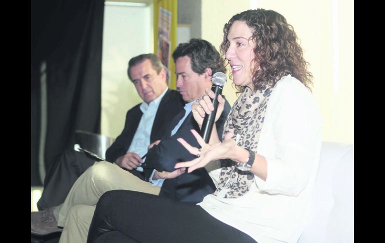 Ponencia. Marisa Lazo toma la palabra, acompañada de los periodistas Diego Petersen (centro) y Pablo Latapí. EL INFORMADOR /