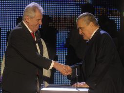 Milos Zeman (i), y Karel Schwarzenberg (d), estrechan sus manos antes de un debate electoral televisado. EFE /