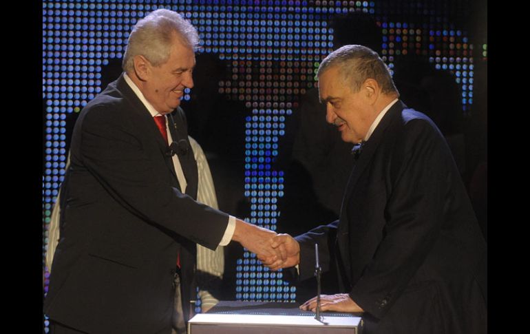 Milos Zeman (i), y Karel Schwarzenberg (d), estrechan sus manos antes de un debate electoral televisado. EFE /