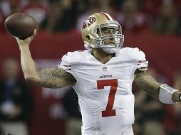 Kaepernick causa sensación entre los aficionados hasta con su festejo. AP /