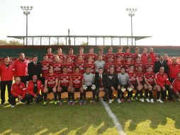 El presidente Carlos Martín del Campo se tomó ayer la foto oficial con el equipo en Colomos.  /