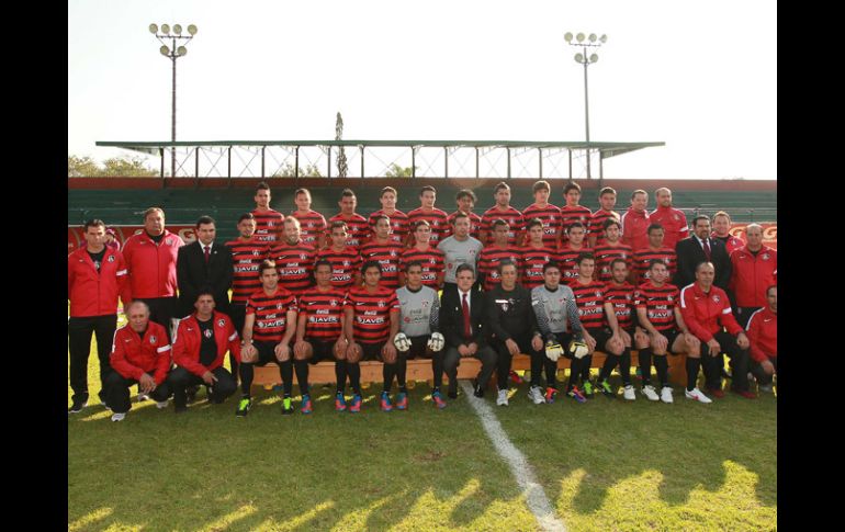 El presidente Carlos Martín del Campo se tomó ayer la foto oficial con el equipo en Colomos.  /