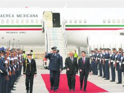 Peña Nieto en el aeropuerto de Santiago. XINHUA /