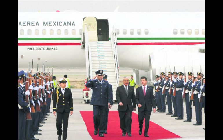 Peña Nieto en el aeropuerto de Santiago. XINHUA /