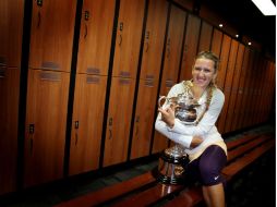 La ganadora del Abierto de Australia abraza su trofeo, en Melbourne. AP /