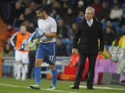 Angel Albin regresa al campo luego de celebrar su gol con Javier Aguirre, durante el partido del Espanyol contra el Real Madrid. AP /