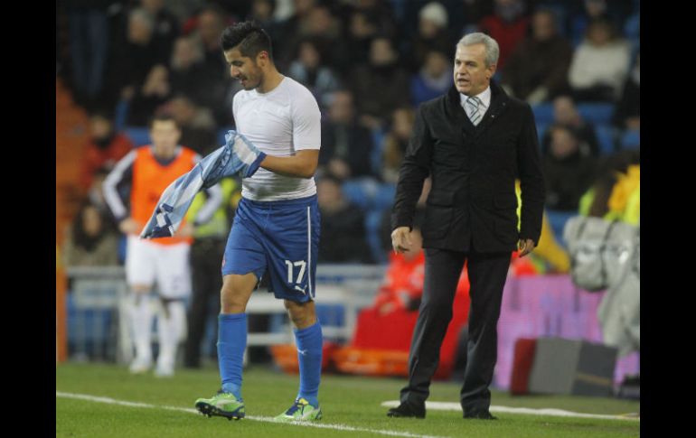 Angel Albin regresa al campo luego de celebrar su gol con Javier Aguirre, durante el partido del Espanyol contra el Real Madrid. AP /