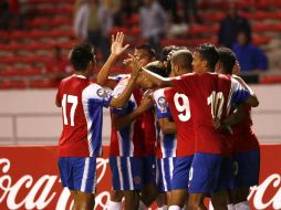 Jugadores de Costa Rica celebran un gol de Rodney Wallace ante El Salvador. EFE /