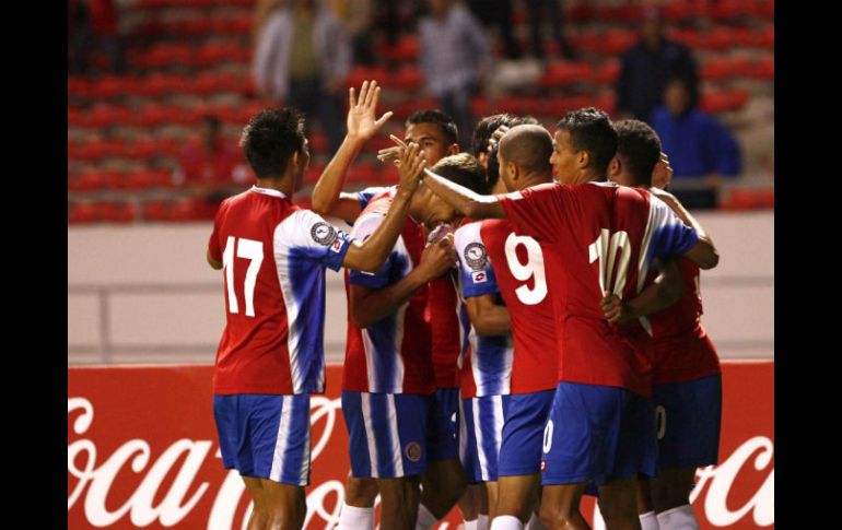 Jugadores de Costa Rica celebran un gol de Rodney Wallace ante El Salvador. EFE /