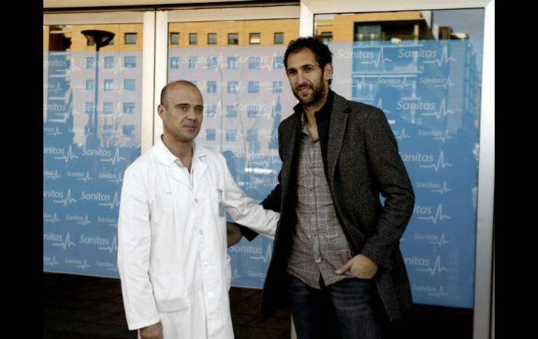 Diego López, nuevo portero del Real Madrid, recibido por Carlos Díez para su reconocimiento médico. EFE /