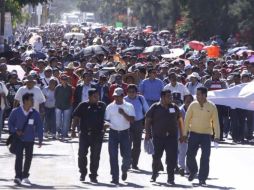 Unos mil 200 docentes de la sección IV del SNTE salieron a la calle en rechazo a la reforma educativa. ARCHIVO /