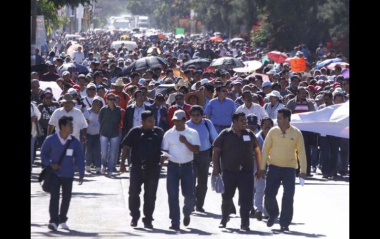 Unos mil 200 docentes de la sección IV del SNTE salieron a la calle en rechazo a la reforma educativa. ARCHIVO /