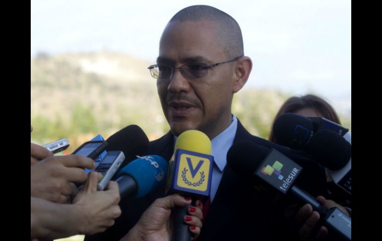 El ministro Ernesto Villegas dio a conocer la noticia a periodistas en Chile. REUTERS /