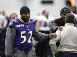 Ray Lewis sale de las intalaciones de los Cuervos luego de la práctica. AP /