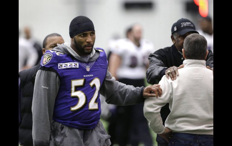 Ray Lewis sale de las intalaciones de los Cuervos luego de la práctica. AP /