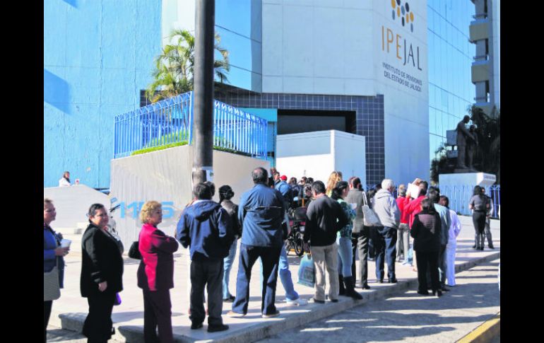 Fila. El Ipejal, sobre Avenida Ávila Camacho. EL INFORMADOR /